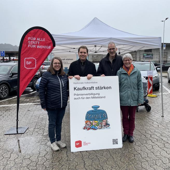 Die SP-National- und Ständeratskandidierenden Carmen Muffler, Jonathan Prelicz, Antoine Chaix und Elsbeth Anderegg Marty bei der Lancierung der Unterschriftensammlung in Einsiedeln.